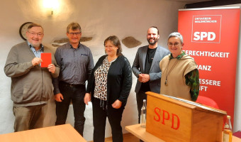 Alois Nock wurde als Neumitglied das Parteibuch überreicht