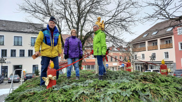 Manfred Ruhland, Sandra Wittmann und Lisa Wittmann beim Anbringen der Lichterketten