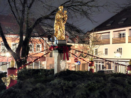 Geschmückter Brunnen