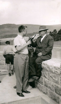Johann Kussinger auf der Staumauer des Perlsees nach Fertigstellung 1962